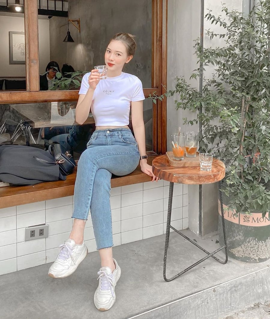 Một chiếc áo phông trắng cùng với quần jeans tạo nên sự kết hợp không bao giờ lỗi mốt