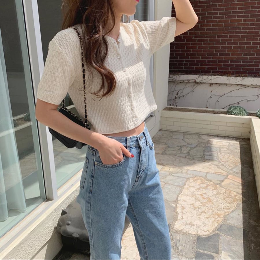 Sự kết hợp giữa áo len mềm mại và quần jeans mang đến cho chị em vẻ ngoài đầy duyên dáng