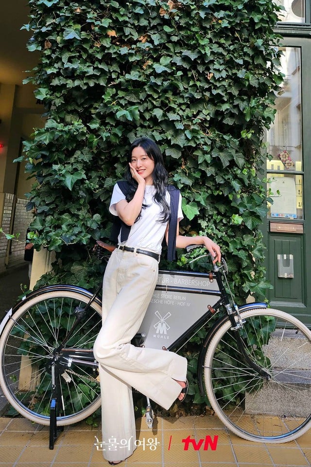 Quần jeans trắng cũng rất sành điệu mà còn giúp các nàng ghi điểm nữ tính, trang nhã. Kim Ji Won diện quần jeans trắng với áo thun xuyệt tông, tô điểm thắt lưng da, đồng thời đi giày cao gót để kéo chân, 