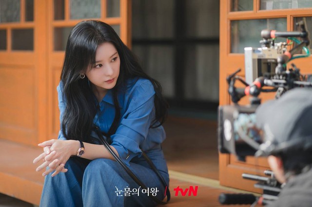 Áo sơ mi xanh đậm và quần denim kết hợp với nhau rất ăn ý, vừa nổi bật vừa sang trọng. Chỉ với những món phụ kiện như đồng hồ đeo tay, khuyên tai, Kim Ji Won đã giúp cả bộ cánh trở nên long lanh hơn.    