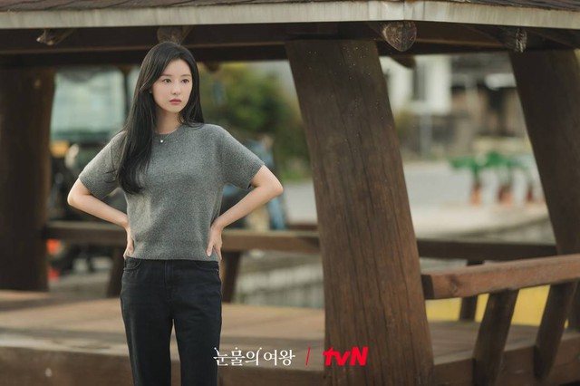  Kim Ji Won diện mẫu áo này theo cách tối giản, đó là chọn phiên bản màu xám rồi kết hợp với quần jeans đen. Thiết kế áo lửng giúp người mặc không cần sơ vin mà vẫn tôn dáng cao ráo.    