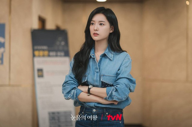 Công thức denim-on-denim đơn giản nhưng vẫn có sự trẻ trung, thời thượng. Thao tác sơ vin là không thể thiếu để nâng tầm vẻ sang xịn mịn của tổng thể outfit.    