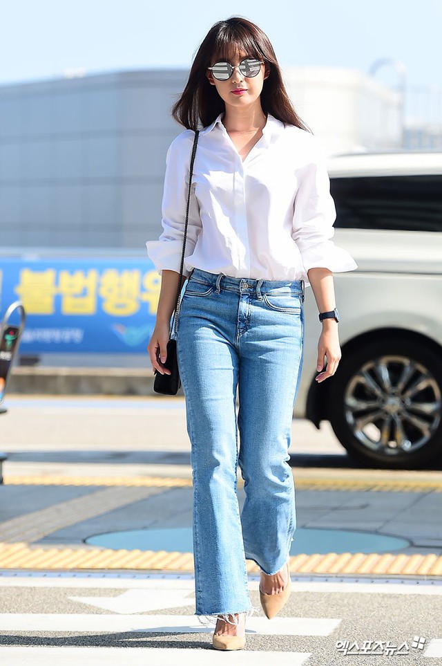 Chỉ áp dụng công thức đơn giản là áo sơ mi trắng, quần jeans xanh, giày màu be, Kim Ji Won đã nổi bật với vẻ ngoài trẻ trung, thanh lịch. Công thức này tôn dáng rất hiệu quả.     