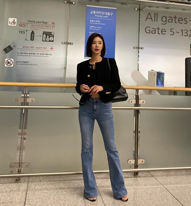Các nàng có thể ghim công thức diện quần jeans của Lee Joo Bin đó là quần jeans xanh với áo quây và áo khoác dạ màu đen, người mặc có được vẻ ngoài vừa sành điệu, sang chảnh.     