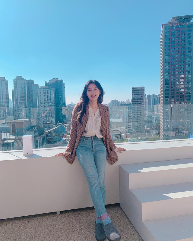 Bộ cánh gồm áo blouse trắng, quần jeans xanh, blazer toát lên sự thanh lịch, phù hợp để mặc từ công sở ra phố.    