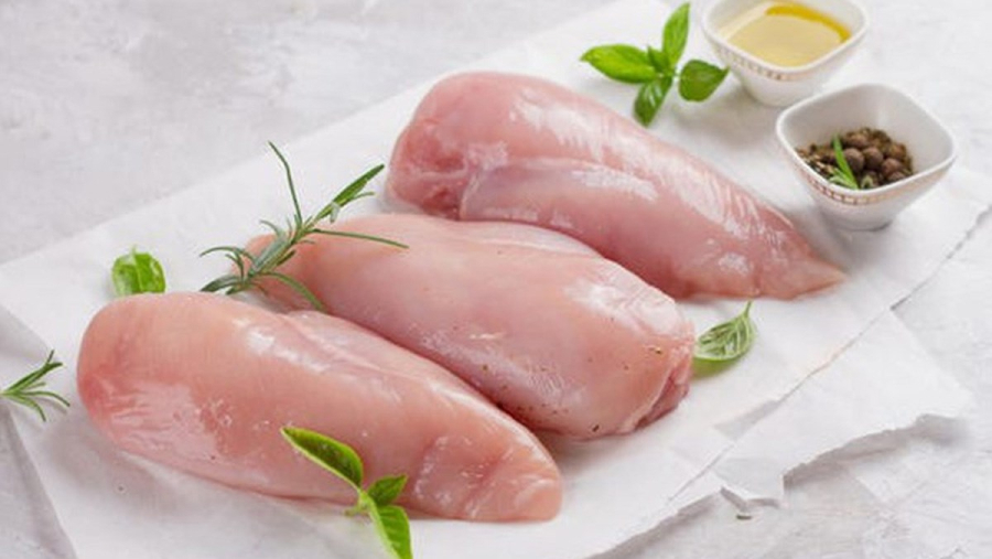 Vì có hàm lượng chất dinh dưỡng cao nhưng chất béo thấp nên ức gà phù hợp với người đang giảm cân hoặc máu nhiễm mỡ...