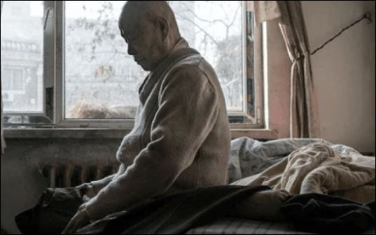 Cha mẹ với con cái sống xa một chút, thi thoảng về thăm mới tình cảm. (ảnh minh họa)