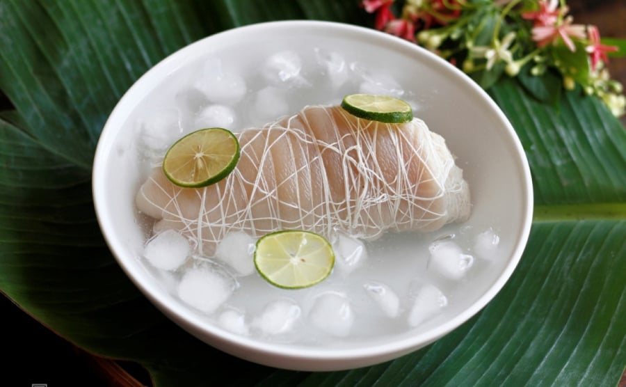 Chân giò sau khi luộc ngâm vào nước đá sẽ trắng, chắc giòn ngon hơn nhiều. (Ảnh Bùi Thủy)
