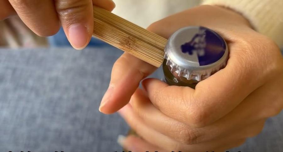Chỉ với một đôi đũa, bạn cũng có thể mở nắp chai.