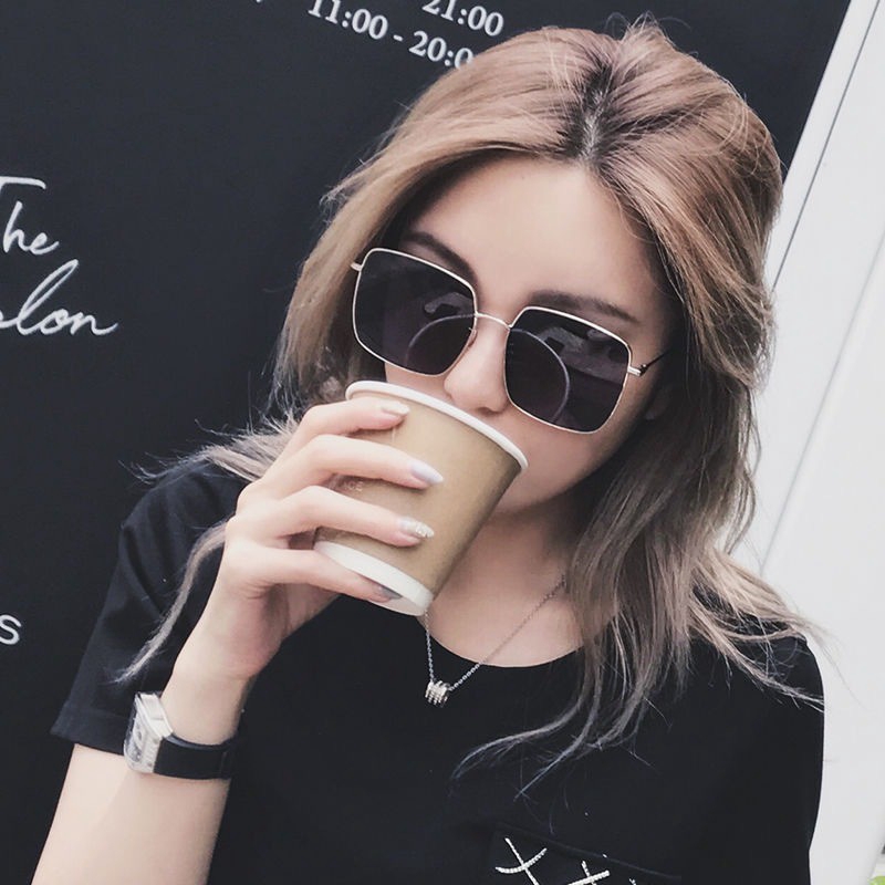 Kính râm vừa che đi những khuyết điểm nhỏ vừa giúp bạn trông thật sành điệu