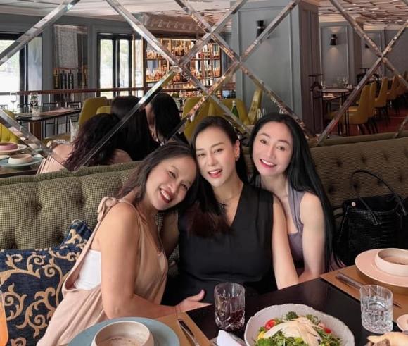 Dù bụng bầu vượt mặt, bà xã Shark Bình vẫn không bị vỡ nét khiến netizen hết lời khen ngợi.    