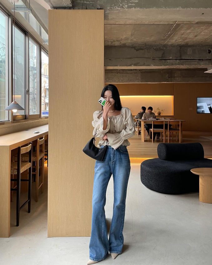 Ngay cả khi bạn phối quần jeans theo cách đơn giản nhất như mix cùng áo thun hoặc sơ mi trắng, áo pastel, áo màu đậm hoặc áo họa tiết.... đều được khen mặc đẹp. 
