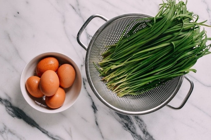 Trứng rán lá hẹ khẩu phần cho 2 người
