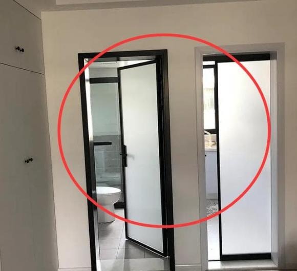 Tuy nhiên, về cánh cửa phòng tắm nên mở hay đóng, tốt hơn hết là không mở.
