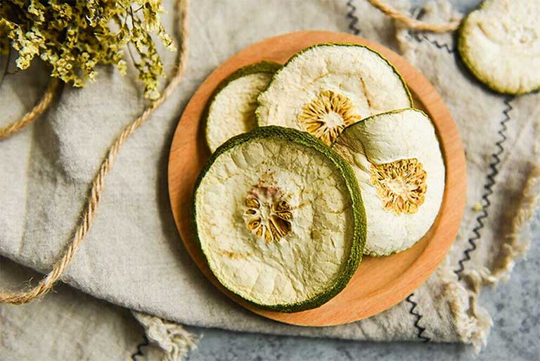 Hạt của quả tai chua thường được loại bỏ để đảm bảo an toàn cho người tiêu dùng