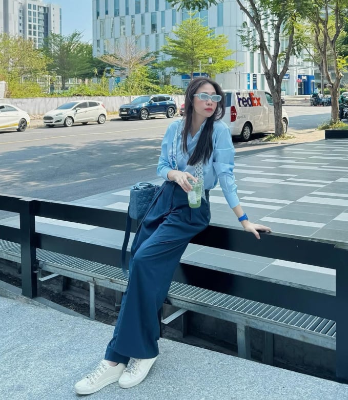 Đàm Thu Trang không chỉ có những set áo sơ mi đi dạo phố sành điệu mà còn ghi điểm khi diện áo sơ mi trong các chuyến du lịch.