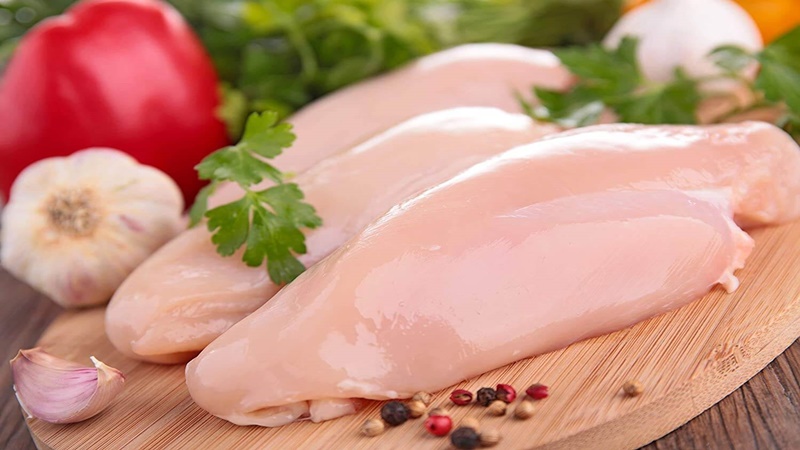Nếu thịt gà phát ra vị chua, mùi giống kim loại, hoặc quá đắng, đây là dấu hiệu rõ ràng rằng thịt không còn tốt