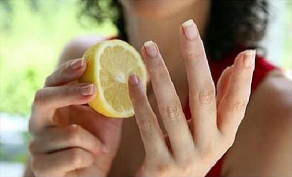 dùng chanh làm sạch nhựa mít rất hiệu quả