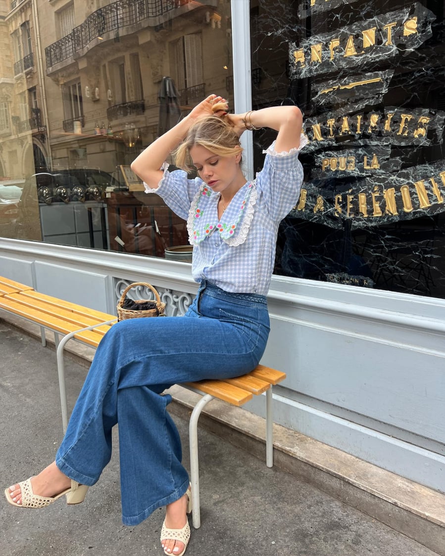 Các chị em có thể học gái Pháp sẽ diện áo blouse họa tiết, áo blouse màu pastel và quần jeans.