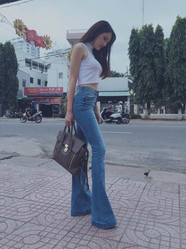 Ngoài ra, quần jeans ống vẩy còn tạo hiệu ứng chân thon dài. 