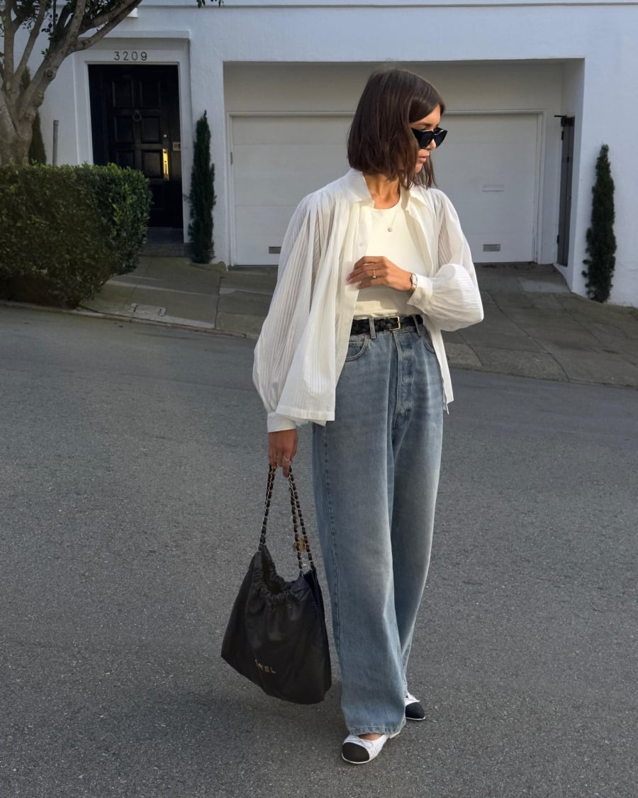 Các nàng cũng có thể khoác ngoài áo sơ mi hoặc nhấn nhá áo quàng vai để tạo sự nổi bật cho outfit.