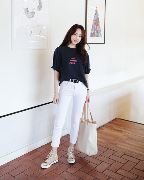 Quần jeans trắng là món thời trang dễ phối đồ, có thể kết hợp quần jeans trắng với áo màu trung tính để có được bộ Shbet999 com đăng nhập thanh lịch, trang nhã.
