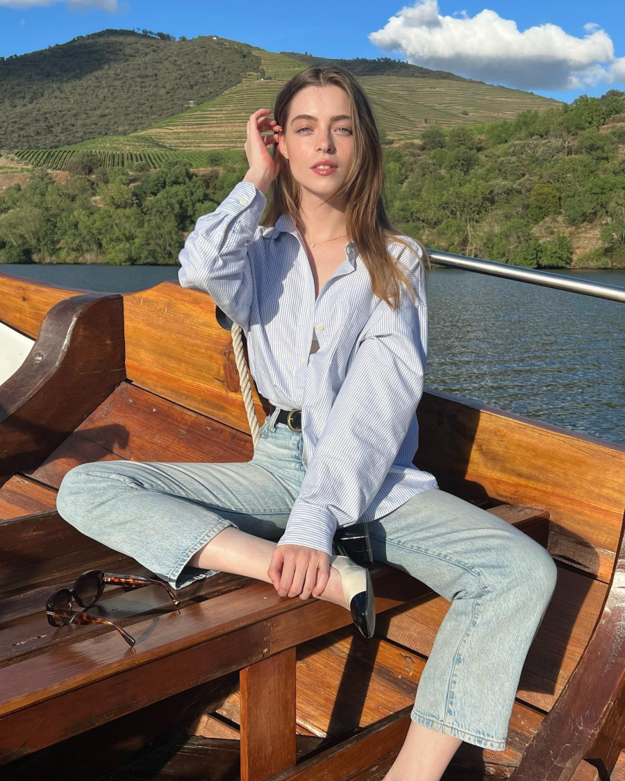 Các nàng có thể diện áo sơ mi kẻ và quần jeans tới công sở hoặc đi dạo phố.