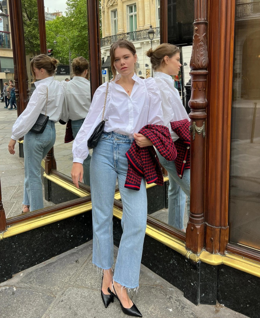 Quần jeans ống đứng cạp cao đã trở thành một mảnh ghép không thể thiếu trong bộ sưu tập thời trang của phụ nữ Pháp