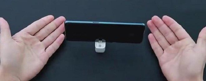 Đây là lúc một chiếc giá đỡ điện thoại trở nên cần thiết.    