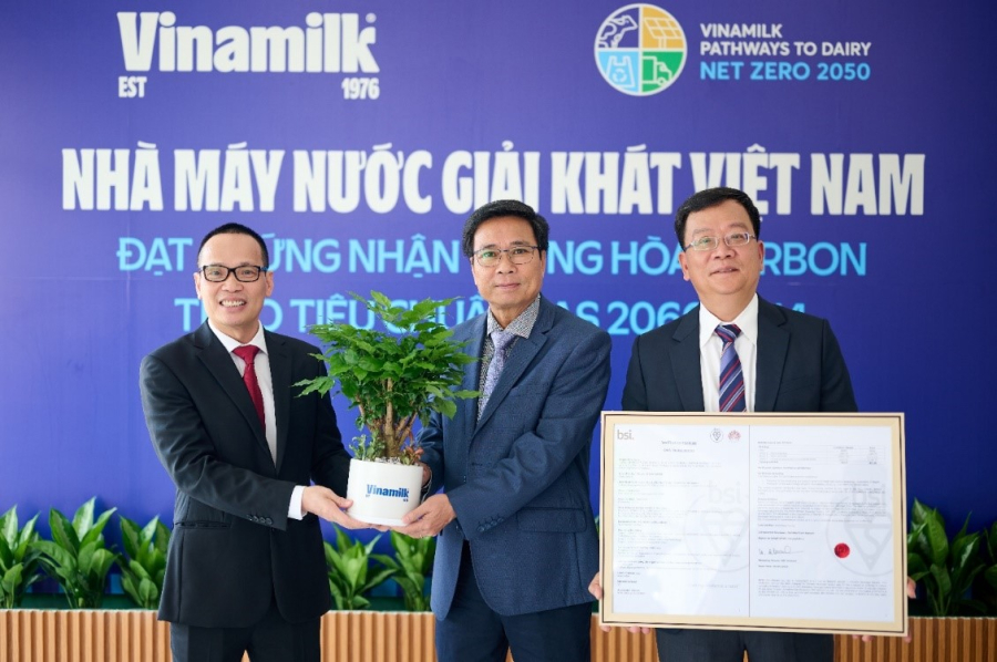 Ông Lê Hoàng Minh, GĐĐH Sản xuất của Vinamilk trao tặng cây lưu niệm cho đại diện BSI Việt Nam
