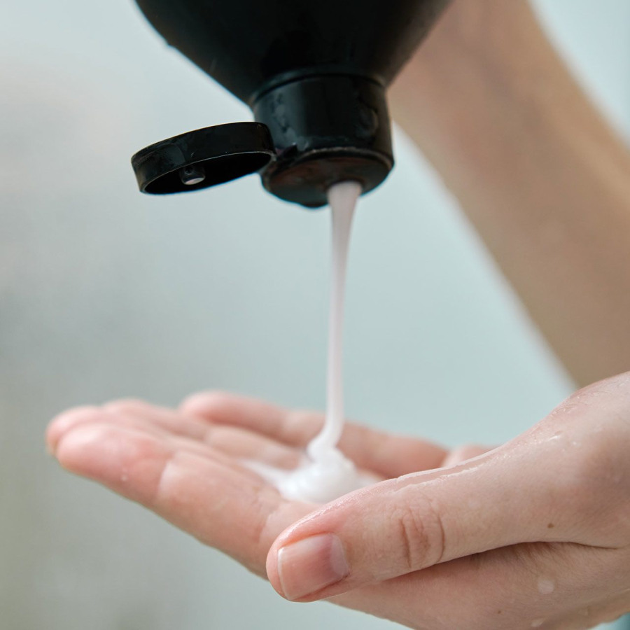 Thành phần này có liên quan đến tóc, như gây khô và kích ứng da đầu cũng như tóc phai màu và rụng tóc.