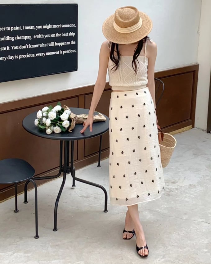 Áo len mỏng và chân váy họa tiết xinh xẻo rất hợp với nàng yêu thích vẻ ngoài bánh bèo. Các món phụ kiện như mũ cói, túi cói và giày mule đều là những mảnh ghép hoàn hảo của bộ Shbet999 com đăng nhập.    