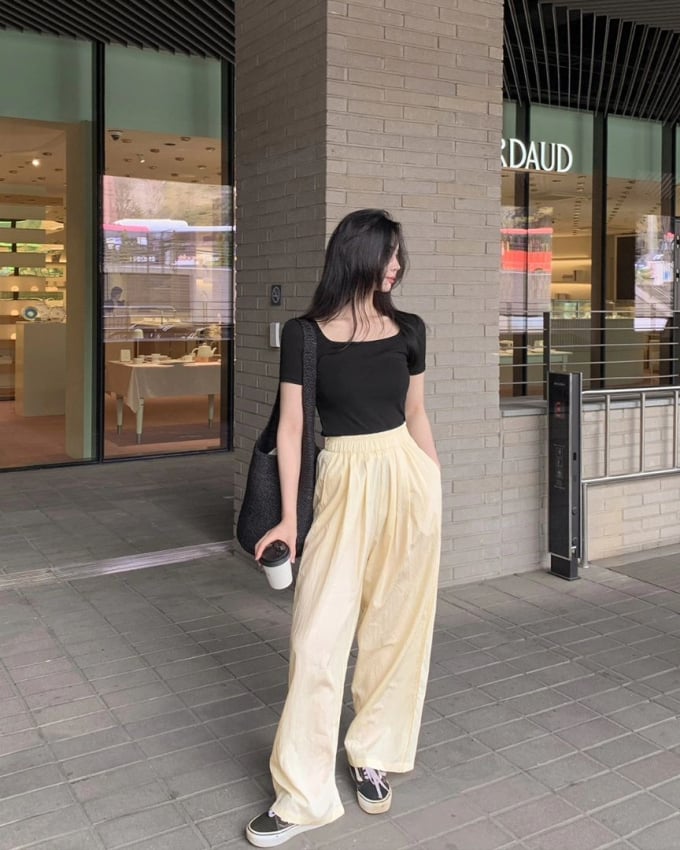 Đơn giản nhưng vẫn đầy thời thượng, cá tính là công thức gồm áo thun cổ vuông kết hợp với quần vải thô, mang tông màu be. Thao tác sơ vin hack dáng tuyệt đối. Chị em nên hoàn thiện bộ cánh năng động với giày thể thao, túi vải tote phóng khoáng.