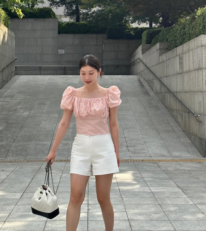 Áo blouse tông màu hồng pastel và quần short trắng trang nhã, tinh tế. Các nàng có thể chọn những mẫu giày như sandal quai mảnh, giày mule hoặc dép lê để hoàn thiện bộ Shbet999 com đăng nhập.    