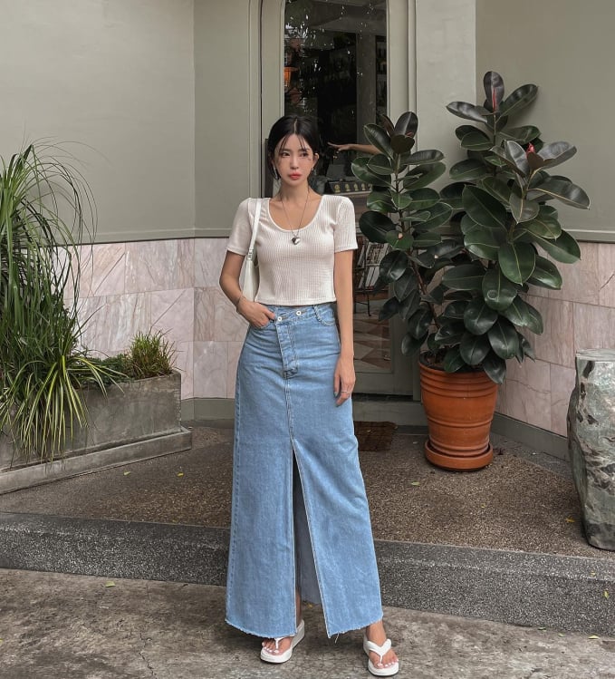 Các nàng đừng bỏ qua chân váy denim mang đến vẻ nữ tính, bay bổng. Chân váy denim vốn đã nổi bật, chị em hãy kết hợp cùng áo trắng, túi xách trơn màu và dép xỏ ngón đơn giản để đảm bảo sự hài hòa, đẹp mắt.    