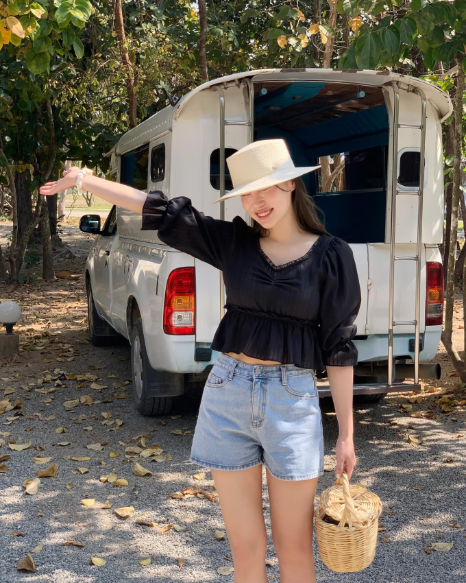 Áo blouse nữ tính và quần short vừa ngọt ngào vừa xen lẫn nét trẻ trung, năng động. Set đồ trên còn 