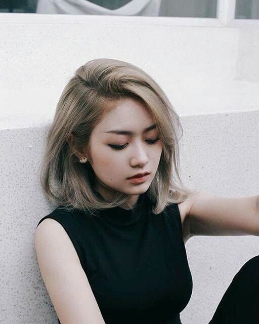 Phần rẽ ngôi lệch còn mang đến tác dụng thu gọn gương mặt.