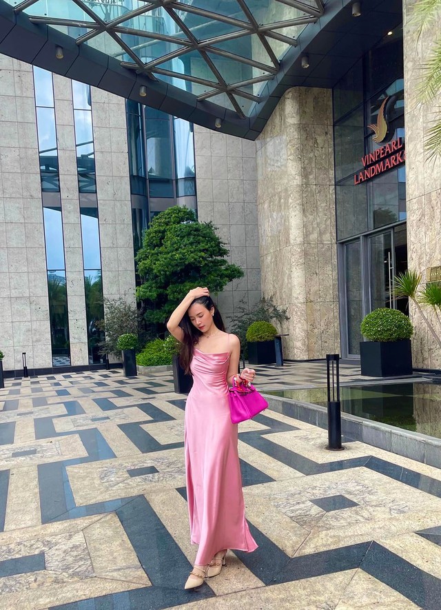 Sở hữu vóc dáng thon gọn với số đo ba vòng đáng mơ ước, Midu dễ dàng chinh phục các thiết kế lúng liếng, gợi cảm như váy lụa hai dây.    