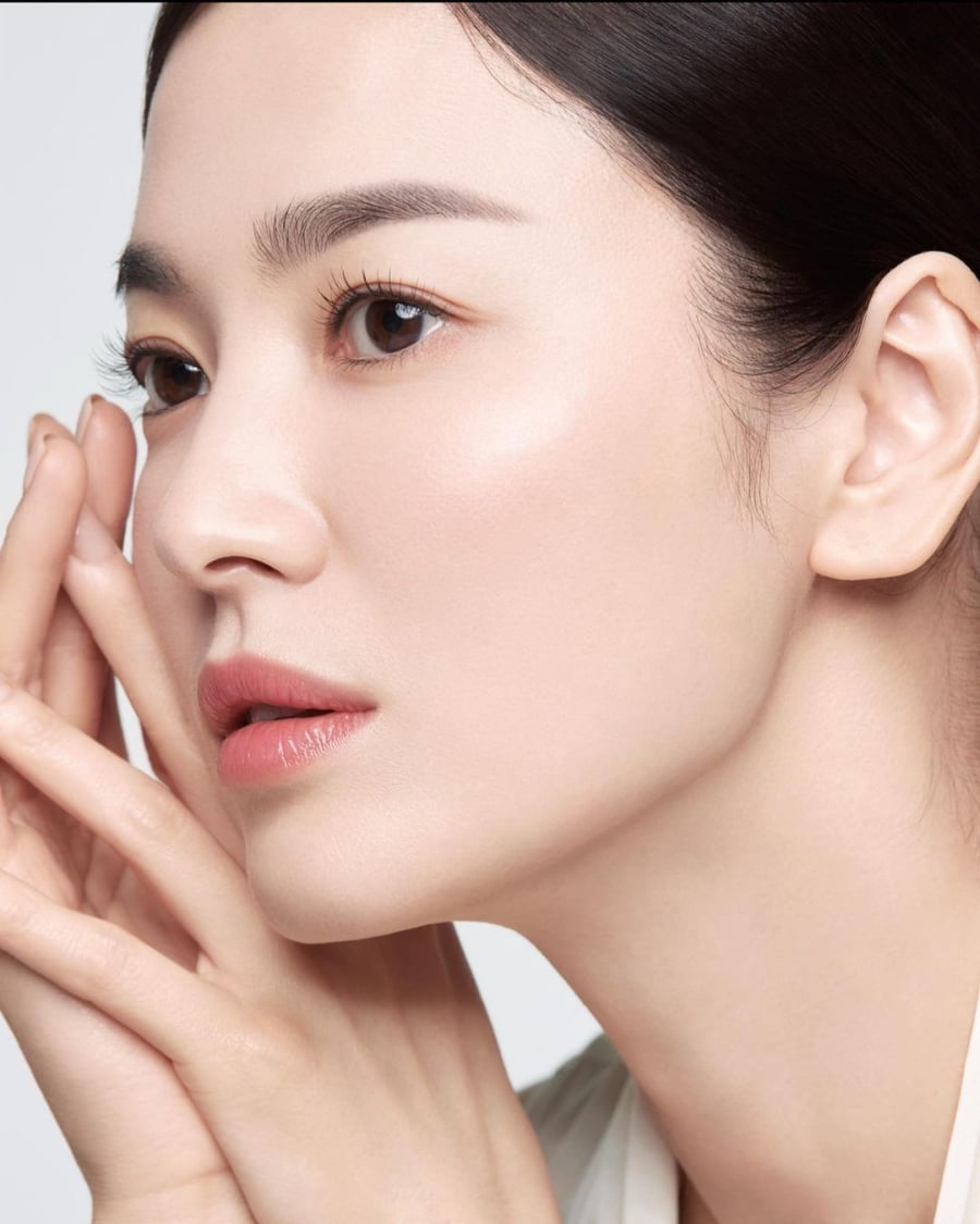 Tia UV được xem như nguyên nhân trực tiếp dẫn đến phá vỡ collagen, da chảy xệ và hình thành nếp nhăn.