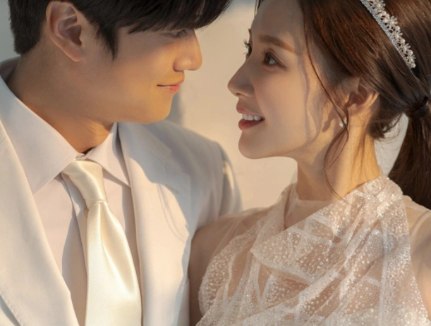 Ở một bối cảnh khác, Park Min Young diện chiếc váy sa tanh thanh lịch, có ren xếp ly trước ngực. Thiết kế này rất thích hợp cho ai thích sự đơn giản. 