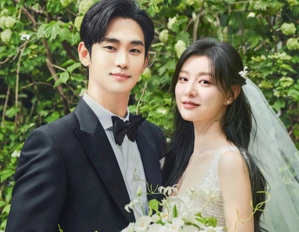 Cô dâu tỏa sáng rực rỡ với phụ kiện của thương hiệu danh tiếng, đặc biệt là đôi bông tai quả lê được chế tác từ vàng trắng 18 carat, lấp lánh.    