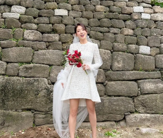 “Doctor Slump” thuộc thể loại hài lãng mạn. Park Shin Hye vào vai Nam Ha Neul, một bác sĩ gây mê tham công tiếc việc đến mức kiệt sức.  Trong phim, Park Shin Hye diện 2 chiếc váy cưới khác nhau. Đầu tiên là một chiếc váy ngắn nhẹ nhàng, điểm xuyết những họa tiết ren tinh xảo, khoe trọn đôi Shbet888 phiên bản mới nhất. 