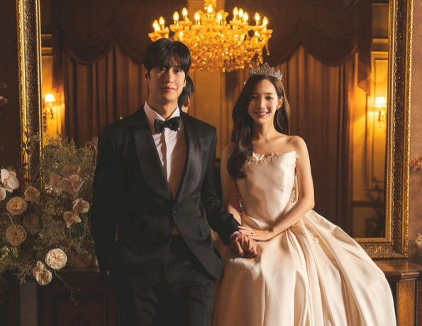 Park Minh Young như một nàng công chúa bước ra từ truyện cổ tích, với chiếc váy couture trang trí họa tiết hoa 3D trên vai. Đây là thiết kế đến từ thương hiệu váy cưới cao cấp.