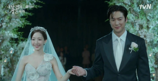 Cuối cùng Ji Hyuk và Ji Won cũng đi tới ngày tận hưởng hạnh phúc viên mãn Trong các bức ảnh chụp bối cảnh, Park Min Young mặc chiếc váy mỏng, màu da trong suốt. Chất liệu dài ôm sát Sh88bet đăng ký miễn phí với các đường sóng và lấp lánh những hạt kim tuyến.     