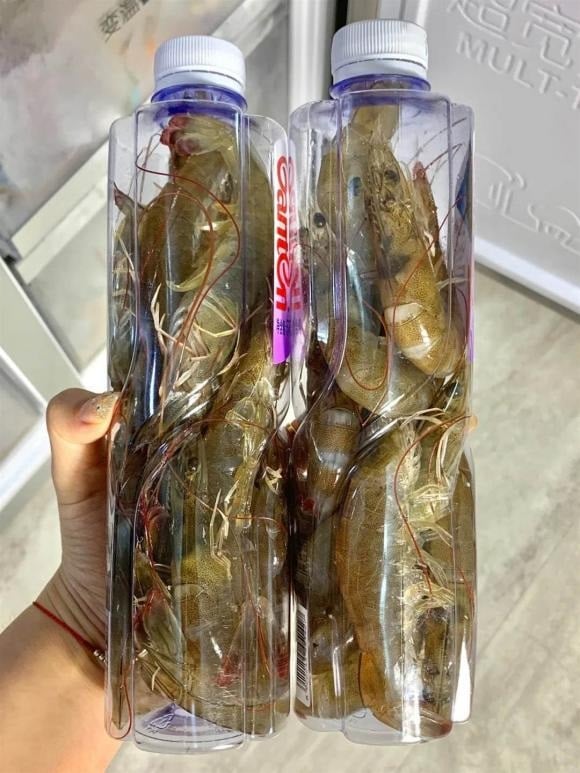 Tôm sau khi cấp đông 1 ngày, bạn hãy bỏ ra rồi mở nắp chai đổ đầy nước lạnh vào, đậy nắp lại rồi cho vào tủ lạnh.    