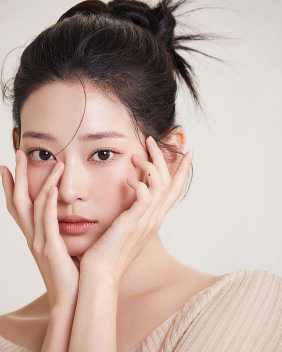 Khi liên quan đến tuổi tác, nó thường liên quan đến sự suy yếu của cấu trúc da nâng đỡ.  Ngoài ra, chất lỏng có thể tích tụ ở khu vực này dẫn đến hiện tượng sưng húp.     
