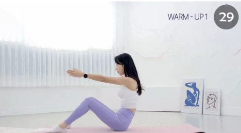 Ngồi thẳng lưng, hông cân bằng, hai chân chống lên thảm. Từ từ đưa hai tay về phía trước, sau đó hạ người về phía sau một góc 45 độ. Chú ý hóp bụng để cảm nhận phần cơ bụng hơi rung lên khi tập động tác này.    