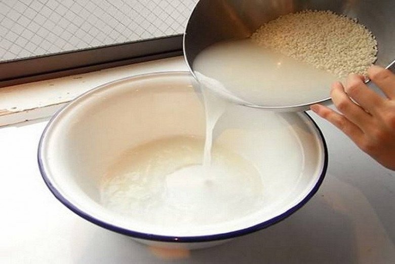 Nước vo gạo không chỉ là chất tẩy rửa và chất tẩy tự nhiên mà còn có tác dụng bảo dưỡng sàn nhà.
