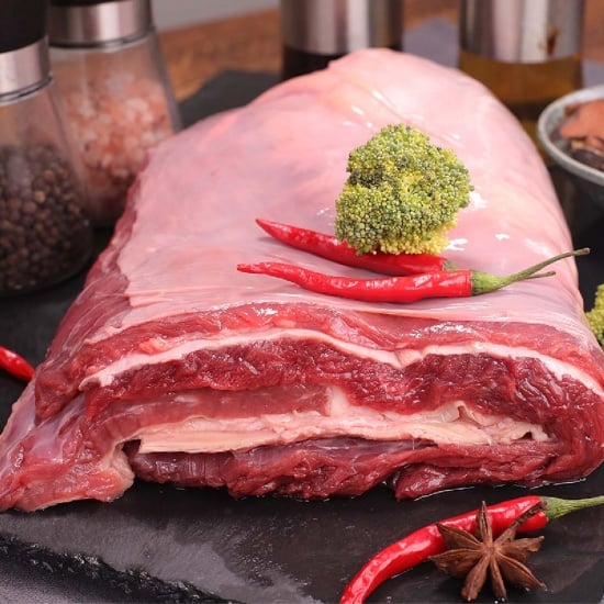 Ức bò, còn được gọi là gầu bò, là phần thịt thu được từ vùng ngực của con bò