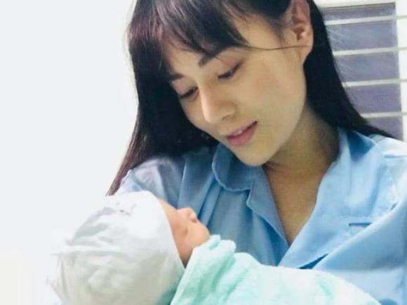 Xôn xao hình ảnh Phương Oanh bế em bé mới sinh.